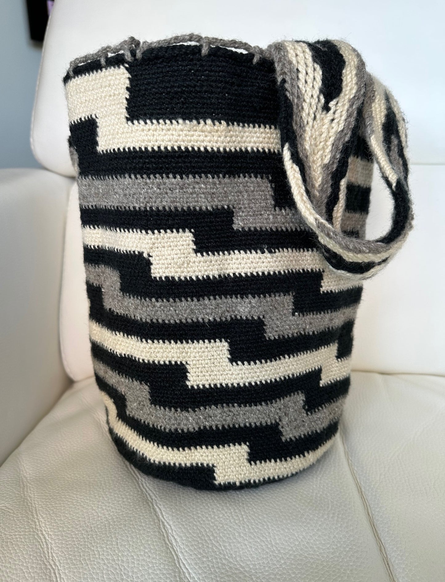 ARHUACO mochila crossbody bag - Colombian Sierra Nevada native Arhuaco hand crocheted wool cotton