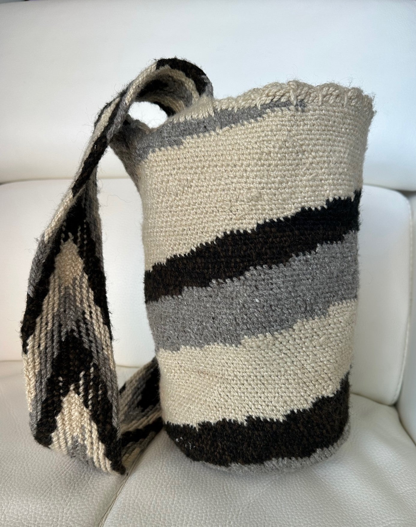 ARHUACO mochila crossbody bag - Colombian Sierra Nevada native Arhuaco hand crocheted wool cotton