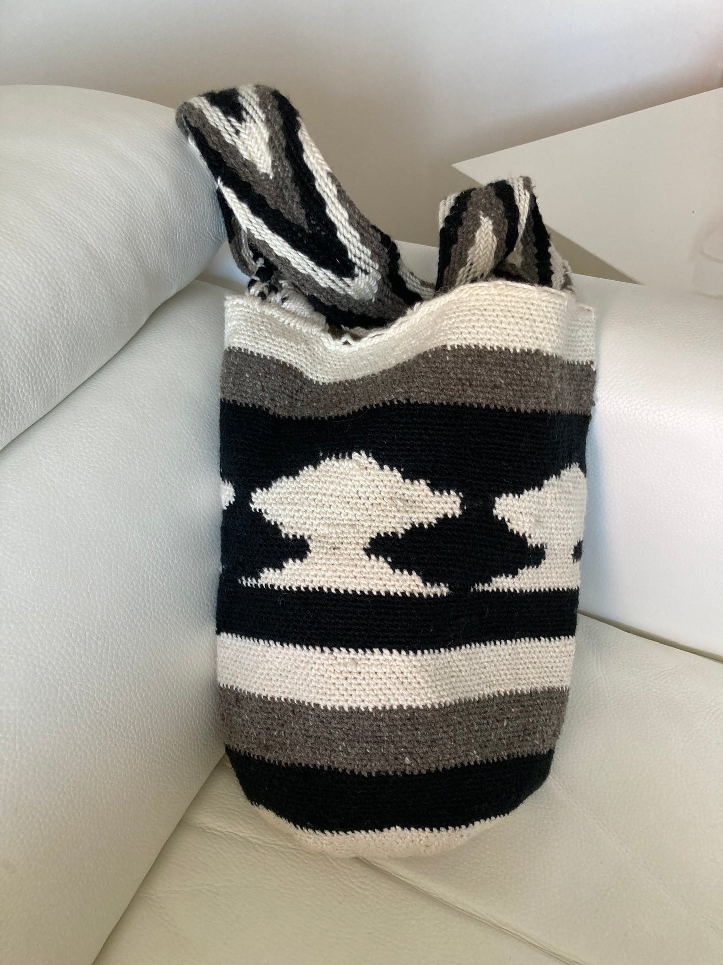 ARHUACO mochila crossbody bag - Colombian Sierra Nevada native Arhuaco hand crocheted wool cotton